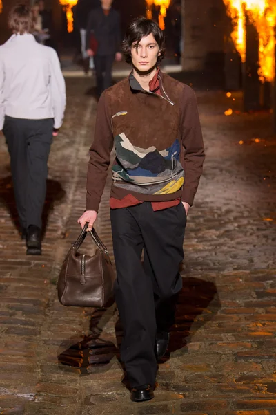 Look 10
